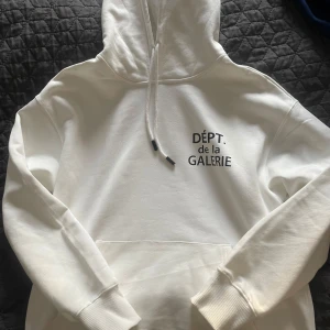 Galerie Dépt hoodie - Vit Galerie Dépt hoodie med tryck fram och bak. Helt ny med tag kvar. Får även plats bag/påse som og i köp. Nypris över 7k säljer för 2,1k. Storlek S men passar även som M