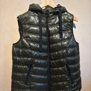 Mörkgrön väst m luva - Mörkgrön väst med luva från varumärket Cecil. Så gott som ny 💕 Storlek XL.