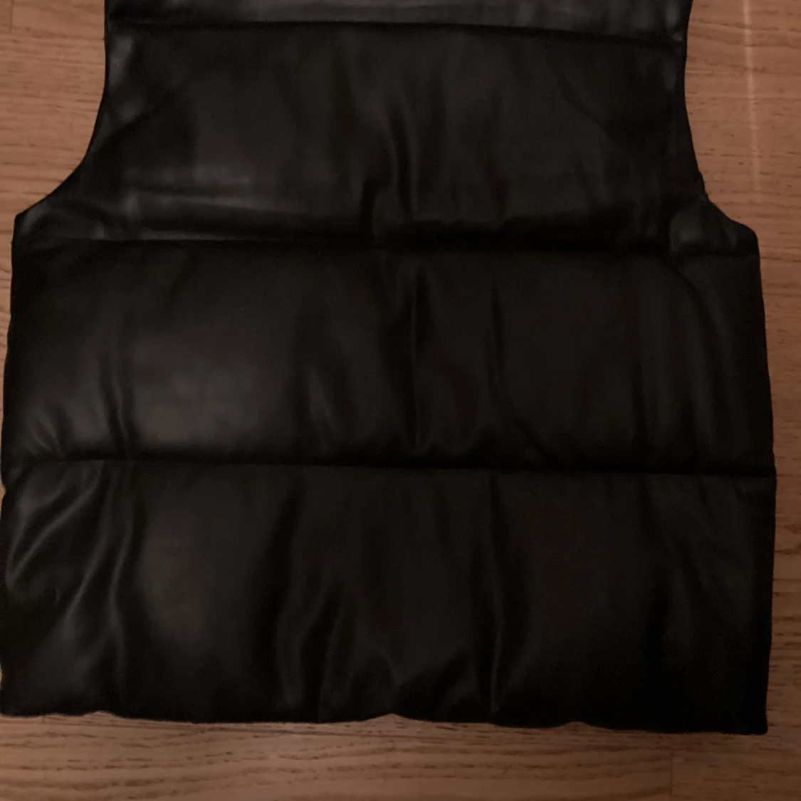 Svart dunväst från ASOS DESIGN - 90