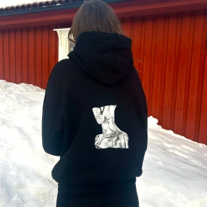 Hoodie ”METAL WOMAN” - Storlek S✨Stilren och snygg hoodie som passar alla!