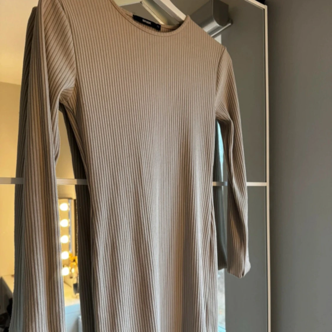 Beige ribbad klänning - 90