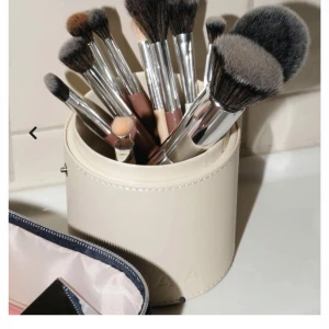 Caia brush holder  - Helt ny brushholder från caia. Fick 2 i julklapp. Praktiskt för förvaring och resor