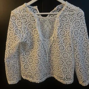 Vit spetsblus - Super söt vit spetsblus med blommigt mönster🥰 passar storleken xs-m !