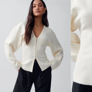 Gina Tricot Cardigan - Säljer denna drömmiga cardigan från Gina, den är endast använd en gång ❣️❣️❣️ storlek S 