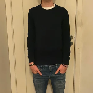 Marinblå tröja från Pier One - Säljer en stilren marinblå stickade tröja från Pier One. Tröjan har en klassisk design med långa ärmar. Perfekt för en enkel och snygg look. Storlek XS slim fit, skick 9/10 Säljes för 175 kr hör av dig vid intresse! 