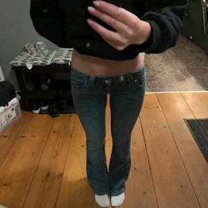 Jeans från True Religion - Säljer dessa slutsålda jeans från True Religion i storlek 24. Endast använda en gång. Jag är 167 för referens.