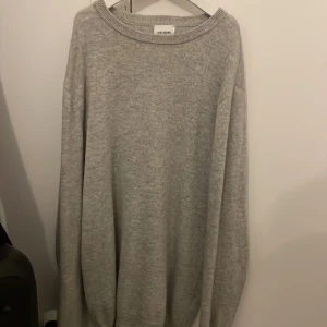 John Henric tröja - En John Henric tröja med färgen grå bra skick andvänds en gång storlek M