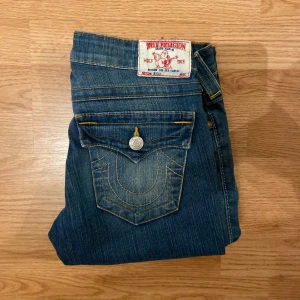 True Religion Jeans - !skicka bud för snabb affär! True religion jeans, mycket fint skick utan skador. Storlek 27. Skriv om ni undrar någonting 📲