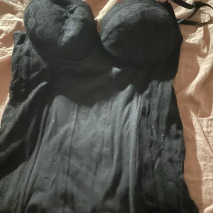 Korsett topp  - Säljer denna då jag inte har haft tillfälle att använda den. Väldigt fint skick och fin passform 