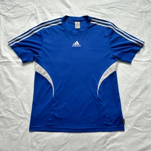 Adidas t-shirt  - Blå adidas T-shirt  Vid köp av flera varor får du rabatt 💛