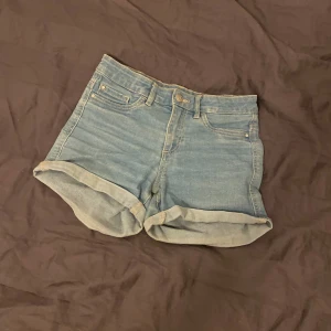 Jeansshorts - Snygga jeans shorts! Säljer då de inte kommer till användning. Från Cubus i storlek 158, passar mig som är 163💖Skriv gärna om du har frågor eller vill ha fler bilder💕