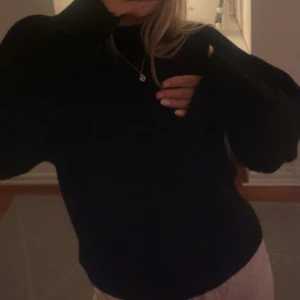 Svart tröja från Monki - Säljer en stilren svart tröja från Monki i storlek S. Tröjan har en klassisk design med långa ärmar och en bekväm passform. Muddar vid armslutet och nederkant. Aldrig använd!!