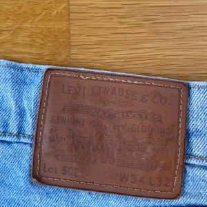 Levis 502 ljusblå jeans - Säljer ett par klassiska Levis 502 jeans i ljusblå denim. De har en straight passform och är tillverkade i slitstarkt jeansmaterial. Perfekta för en avslappnad stil med den ikoniska Levis-lappen på baksidan. Går att pruta och de är bara att fråga om mer information