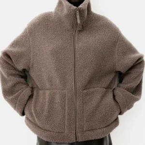 Brun teddyjacka med dragkedja - Hm teddyjacka i strl xs mycket bra skick och andvänd fåtal gånger.