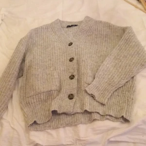 Grå stickad kofta från lager 157 - Jätte fin grå stickad kofta från lager 157. Koftan är i storlek S men den är ganska stor i storleken så passar absolut större storlekar. Inga  defekter men lite lite nopprig!💗