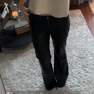 New Yorker skin byxor  - Snygga svarta byxor med dragkedja framtill. Perfekta för en stilren look. De e de trendiga New Yorker skin byxorna i storlek M men tycker de sitter som S bara längta i benen. Tveka inte om du undrar något eller vill ha fler bilder!!