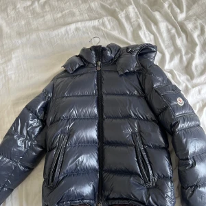 Moncler Maya - Moncler Maya, storlek 2 Nypris 18.000kr Fint skick, inget spår av användning. 9,5/10 cond Säljs pga att den inte kom till användning. Kvitto finns. Säljs för 9899