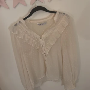Blus från Zara - Jag säljer då den inte kommer till användning. Skriv om fler bilder💕