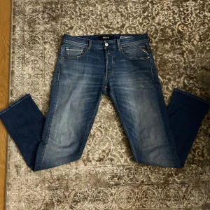 Replay jeans Grover  - Snygga blå jeans från Replay i modellen Grover med straight fit. Klassisk femficksdesign och en bekväm passform. Perfekta för en avslappnad stil. Mitt pris 499 nypris 1700kr. Storleken på jeansen är 30 i midjan och 32 i längden. Hör av dig vid några funderingar eller fler bilder ! 🤝