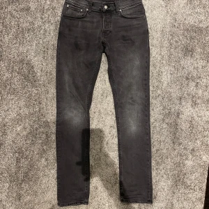 Nudie jeans - Ett par jeans från Nudie I modell Grim Tim. Färgen kallas  ”Dark cove”. Storlek 30/34. Skick 9/10. Nypris 1600kr, mitt pris 599kr. Skriv vid minsta fundering!