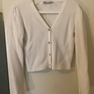 Kofta  - Säljer denna kofta med silvriga knappar, skönt o fint material. Knappt använd 