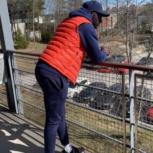 Orange dunväst från Calvin Klein - Säljer en snygg orange dunväst från Calvin Klein. Västen har en dragkedja framtill och är quiltad för extra värme. Perfekt för kyligare dagar och ger en sportig look.