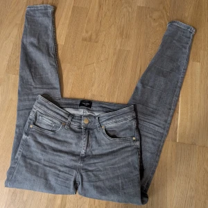 Grå jeans från Vero Moda - Grå jeans från Vero Moda i storlek S/32. Fint skick, knappt använda!