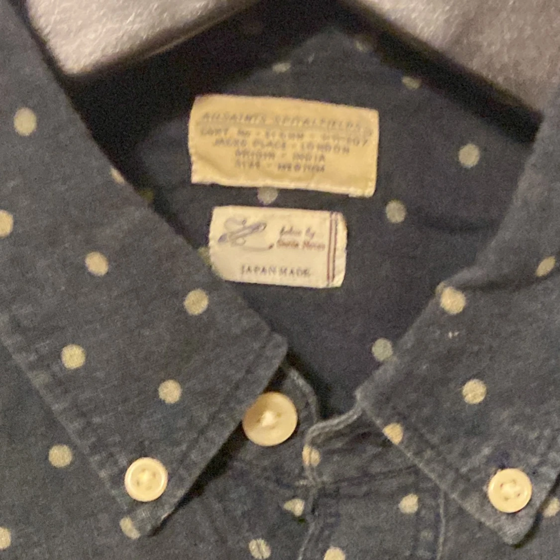 Mörkblå prickig bomullsskjorta skjorta från All Saints - 90