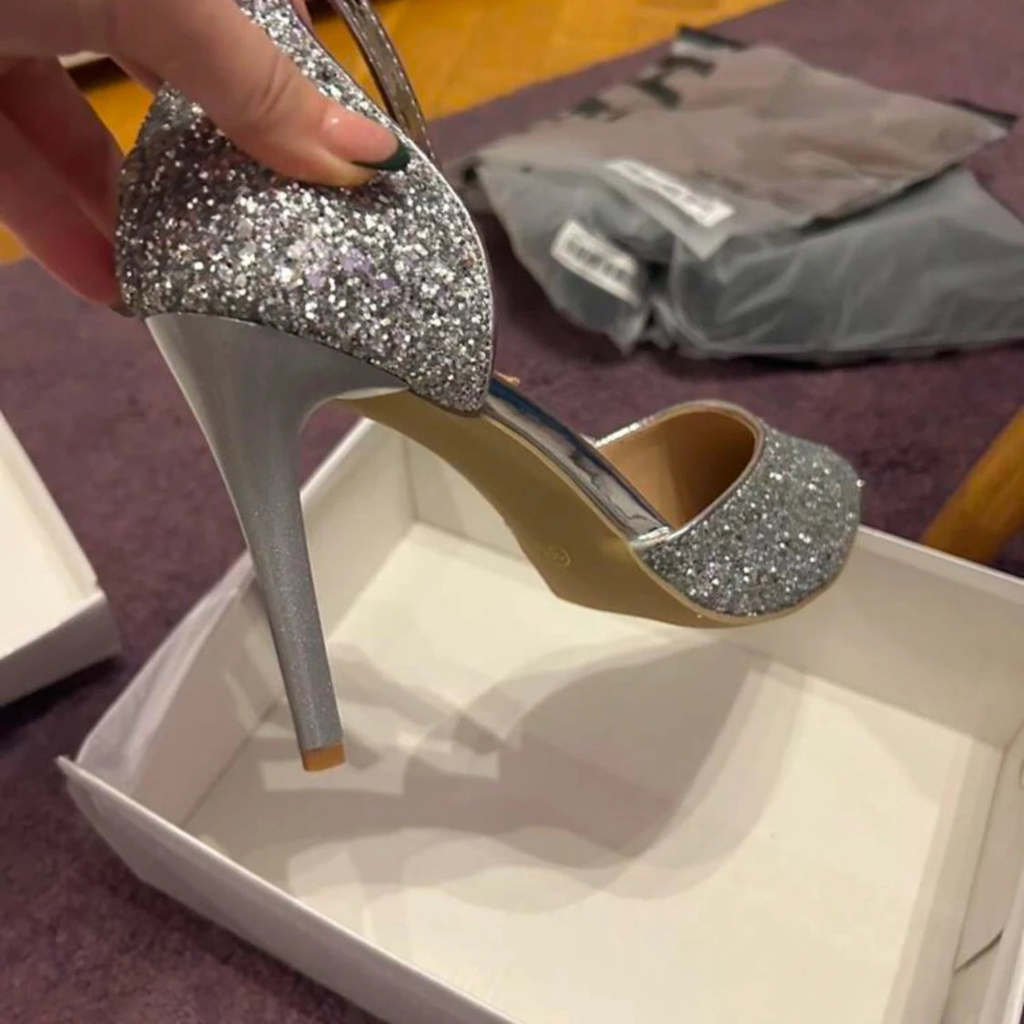 Glittriga silverpumps med ankelrem - 91