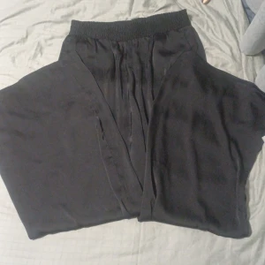 Svarta byxor - Långa och Tunna svarta byxor. Fått från min syster men har aldrig använt de 