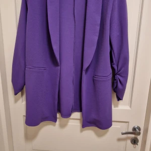 Lila kavaj från Shein - Snygg lila kavaj från Shein i en stilren design. Kavajen har långa ärmar och två fickor framtill. Perfekt för att ge en färgklick till din outfit.