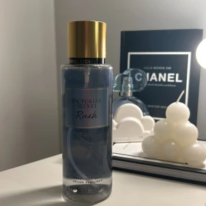 Victoria's Secret Rush Body Mist - En fräsch body mist från Victoria's Secret med namnet Rush. Perfekt för att ge en lätt och uppfriskande doft. Säljer den pga att jag tröttnat på doften.