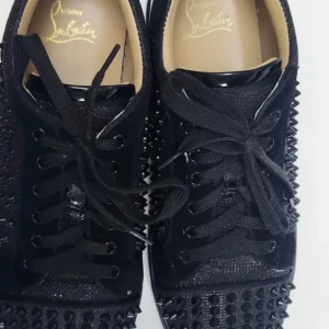 Svarta sneakers med nitar från Christian Louboutin - Snygga svarta sneakers från Christian Louboutin med nitar över hela ovandelen. Skorna har snörning och en unik design som sticker ut. Perfekta för den som vill ha en edgy stil. Pris kan diskuteras vid snabb affär 