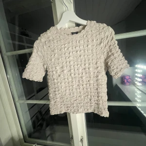 Beige topp från Lindex - Säljer en beige topp från Lindex. Den är använd 2 gånger och det är inget som syns💗