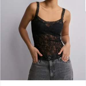 Linne - Ett sjukt snyggt svart linne med fina detaljer🤩 Har inga defekter eller annat, nyskick utan prislapp💕 Skriv gärna om du har frågor🤗