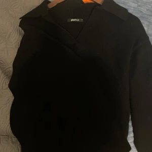Svart tröja från Ginatricot - Snygg svart tröja från ginatricot med krage och v-ringning. Strl S men passar även M.  Använt ett par gånger men är fortfarande i bra skick.