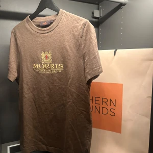 Morris Tshirt - Brun tröja från Morris, använt 1 gång, Nypris 700kr
