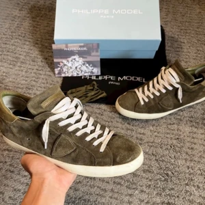 Phillips modell - Säljer billigt då jag behöver pengarna fort. Ett par fräscha Philippe modell skor. Dust bag plus kortet följer med inte boxen. Skorna är i väldigt bra skick 