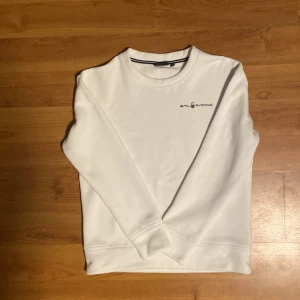 Sail racing sweatshirt  - Hej säljer nu denna Sail racing sweatshirten eftersom jag inte använder den och har växt ur den! Skick 10/10 använde bara några gånger. Va ej rädd att ställa frågor!💪🏽🍾