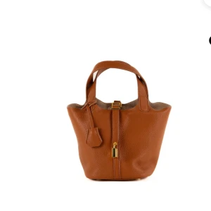 HELT NY VÄSKA - Helt ny väska med prislapp kvar. Jätte fin. Från swedora. 