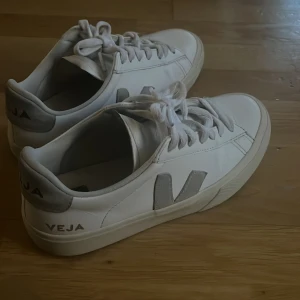 Vita sneakers från Veja - Säljer dessa super trendiga skorna från veja då jag råkade köpa i fel storlek. Använda ett par gånger men fortfarande i bra skick, däremot finns det lite slitige bak i hälen men inget som syns då de är inuti skon💗🥰 Storlek 37