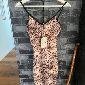 Klänning - Snygg klänning i leopard mönster som tyvärr är för liten för mig. Jag är S/M och jag skulle säga att den passar mer XS/S. Prislappen hänger kvar, klänningen är bara provad av mig. Det är okej att trycka på ”köp nu” så postar jag den så fort jag kan.💕
