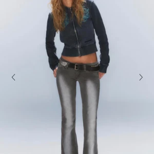 Weekday Jeans  - Säljer dessa helt nya och oanvända snygga jeans från Weekday i storlek 24 och längd 32 då dom tyvärr var för små för mig. Slutsålda på hemsidan. Hör av er snabbt 💞