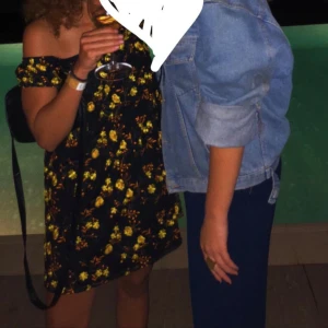 Klänning från Urban Outfitters  - Min älsklings klänning:  charmig svart klänning med gula blommor och korta puffärmar. Perfekt för en somrig look med offshoulder-design. Klänningen har en avslappnad passform och är gjord i ett lätt material som ger en luftig känsla. Bra kvalitet! Ursprungspris- 900kr