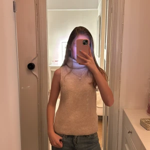 Rosa stickad polo tröja - Säljer en jättenajs rosa stickad armlös polo från mango🌸🌸 använd ett fåtal gånger men den har inga tecken på slitage💐💐 perfekt topp för en middags outfit eller bara en vanlig vardag🍓🫶🏼