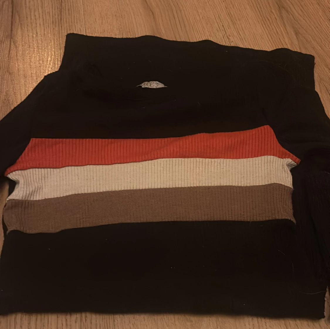 Svart klänning med randigt mönster från Skill - 93