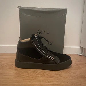 Giuseppe Zanotti Skor - Säljer dessa tvärfeta Giuseppe Zanotti high/mid top skorna då dom var för stora. Dom har endast använts två gånger och är i nästan nyskick. Skriv dm för mer info