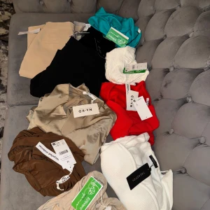 Kläder  - Helt nya kläder med prislapp  kostymbyxor, blus , topp ,   Byxor 100kr/st Överdelar 80kr/st Eller allt för 700kr   Storlek 36 / S / M   Vill ni ha fler bilder skriv i pm