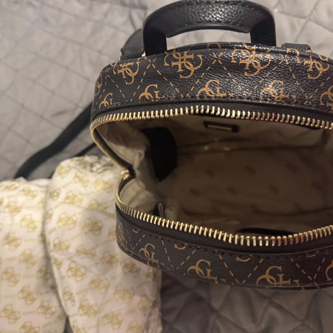 Mönstrad ryggsäck från Guess - 3