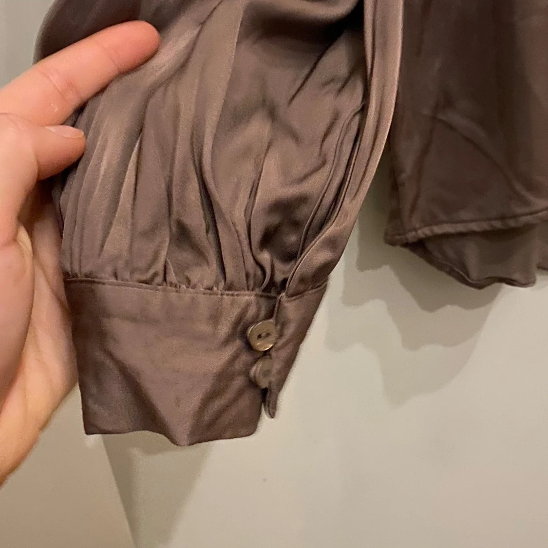 Brun blus med krage  - 90